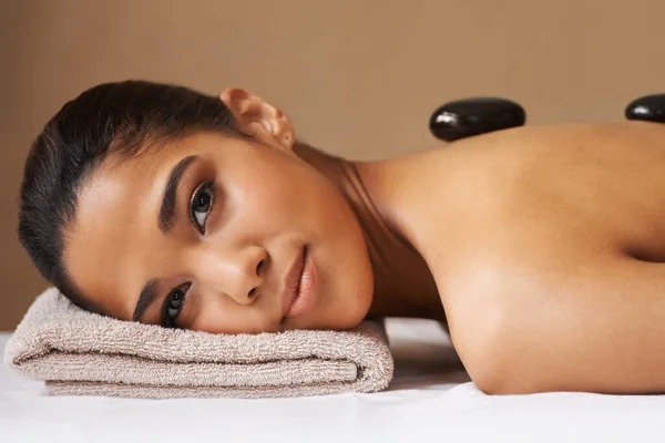 Hot Stone Relaxation Young Ethnic Woman Receiving Hot Stone Treatment — Stock Photo, Image