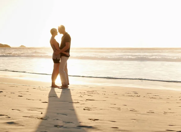 Hermoso Día Para Estar Enamorado Una Pareja Madura Disfrutando Día —  Fotos de Stock