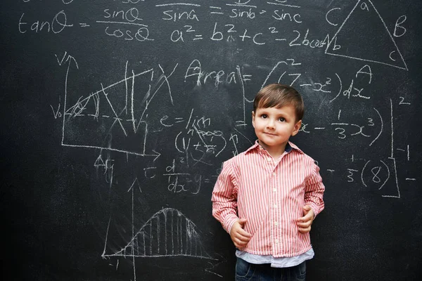 Ale Génius Studio Záběr Mladého Chlapce Tabulí Plnou Matematických Rovnic — Stock fotografie