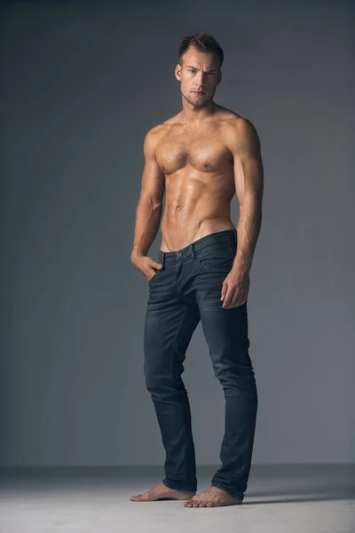 Nackte Brüste Und Männlichkeit Studioaufnahme Eines Hemdlosen Muskulösen Mannes Jeans — Stockfoto