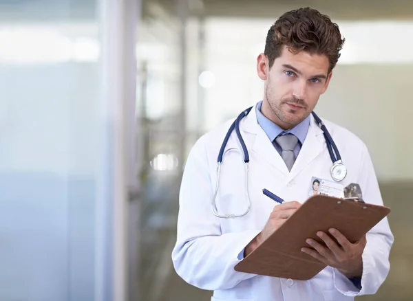 Ist Ernst Mit Ihrer Gesundheit Ein Hübscher Junger Arzt — Stockfoto