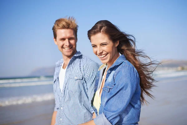 Liefde Iets Prachtigs Een Jong Stel Dat Erg Verliefd Lijkt — Stockfoto