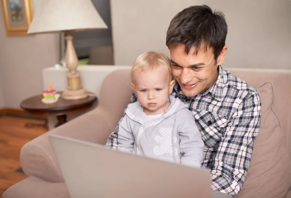 Mostrándole Papá Cómo Hace Padre Joven Mostrando Niña Cómo Funciona — Foto de Stock