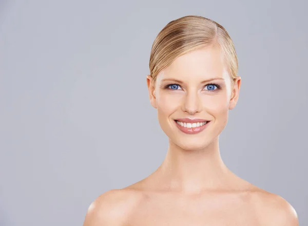 Säteilyä Sisältä Lähikuva Kuva Kaunis Nuori Blondi Nainen Hymyilee Kameralle — kuvapankkivalokuva