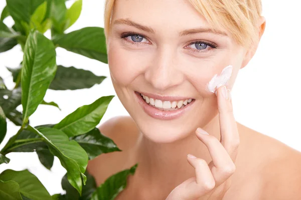 Nature Enhances Her Beauty Beautiful Young Woman Applying Moisturizer Her — Stock Photo, Image