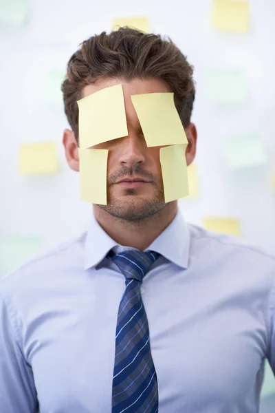 Gömmer Sig Från Sitt Ansvar Ung Affärsman Med Klibbiga Anteckningar — Stockfoto