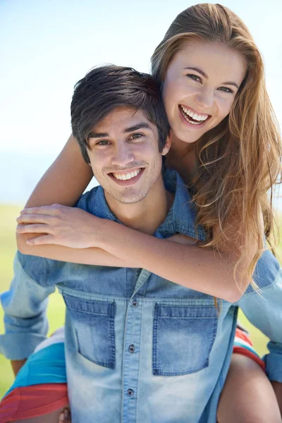 Ahhhhh Jovem Amor Jovem Casal Desfrutando Belo Dia Livre — Fotografia de Stock