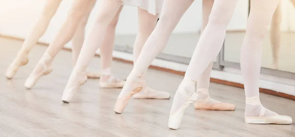 艺术和芭蕾舞培训班在演播室或中心练习创意舞蹈 上健康运动课 女舞蹈家鞋子上的服装学习常规 准备表演 — 图库照片