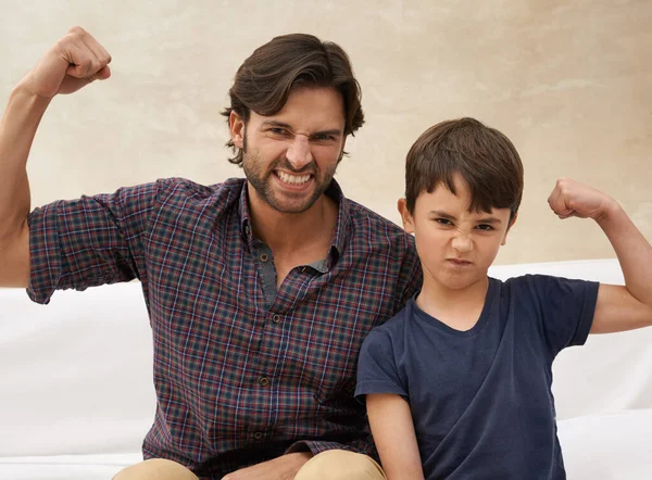 Haciendo Músculos Caras Malas Padre Hijo Disfrutando Tiempo Calidad Juntos —  Fotos de Stock