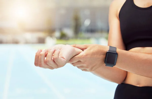 Gezondheid Vooruitgang Smartwatch Met Vrouw Controleren Pols Tijdens Sport Training — Stockfoto