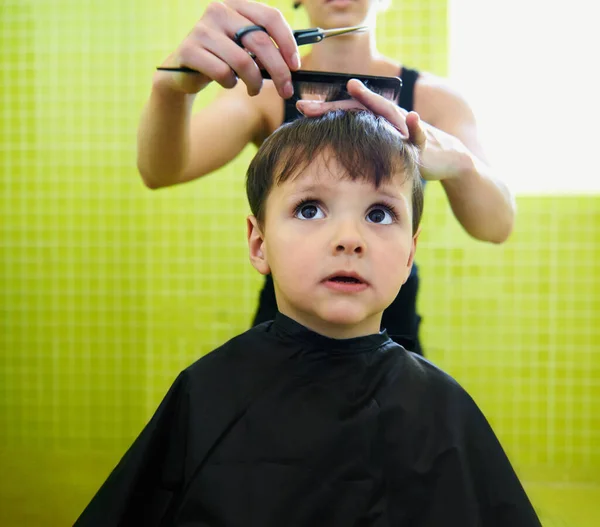 Das Ist Nicht Schlimm Ein Kleiner Junge Bekommt Einen Haarschnitt — Stockfoto