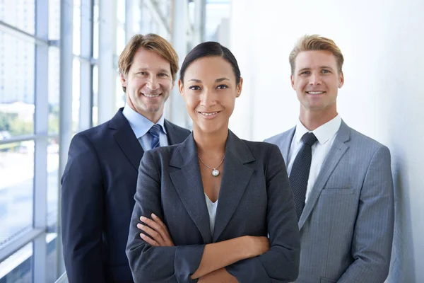 Sukces Należy Zawsze Osiągać Pozytywnym Nastawieniem Trzech Uśmiechniętych Biznesmenów Stojących — Zdjęcie stockowe