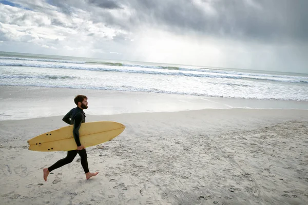 Sólo Estamos Océano Joven Surfista Con Tabla Playa —  Fotos de Stock