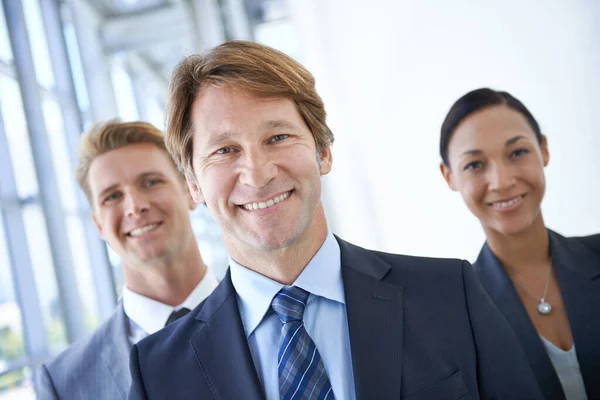 Recuperar Lugar Trabajo Con Positividad Tres Empresarios Sonrientes Pie Juntos —  Fotos de Stock