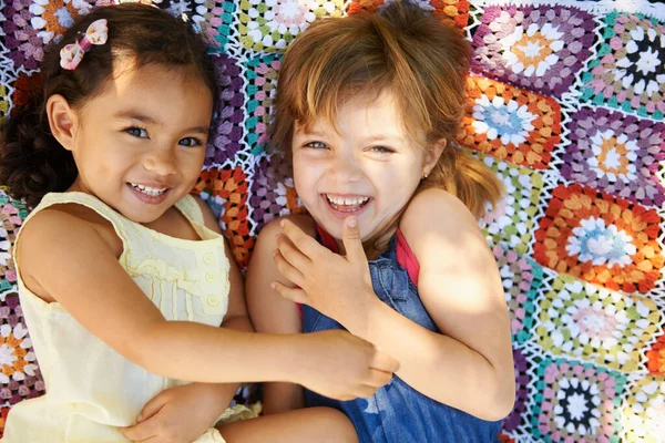 Qué Trata Infancia Alto Ángulo Tiro Dos Niñas Acostadas Jugando —  Fotos de Stock