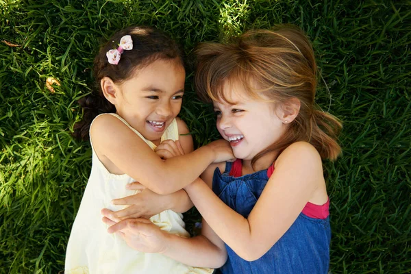 Αξιολάτρευτο Γέλιο Στιγμιότυπο Δύο Μικρά Κορίτσια Παίζουν Στο Γρασίδι — Φωτογραφία Αρχείου