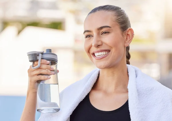 Fitness Atleet Vrouw Met Waterfles Voor Haar Oefening Outdoor Training — Stockfoto