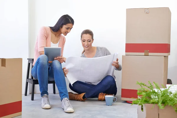 Diese Grundrisse Sind Erstaunlich Zwei Unternehmerinnen Planen Ihre Neuen Büroräume — Stockfoto