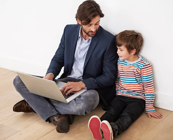 Τεχνολογία Τους Ενώνει Ένας Πατέρας Και Γιος Κάθονται Στο Πάτωμα — Φωτογραφία Αρχείου