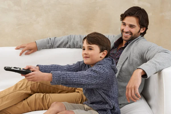 パパとテレビを見てた お父さんとお子さんで楽しい時間を — ストック写真