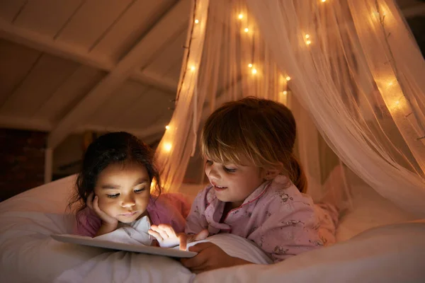 Uwielbiam Nocować Siebie Dwie Małe Dziewczynki Czytające Razem Podczas Nocowania — Zdjęcie stockowe