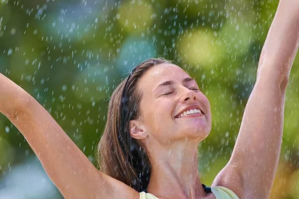 Pioggia Sentire Vivo Una Giovane Donna Piedi Con Braccia Tese — Foto Stock