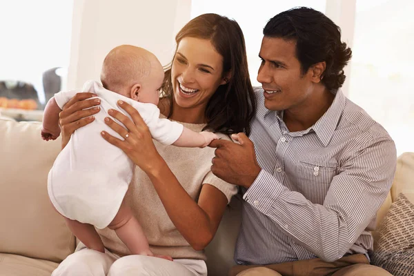 Mais Nova Adição Família Casal Afetuoso Seu Bebê Recém Nascido — Fotografia de Stock