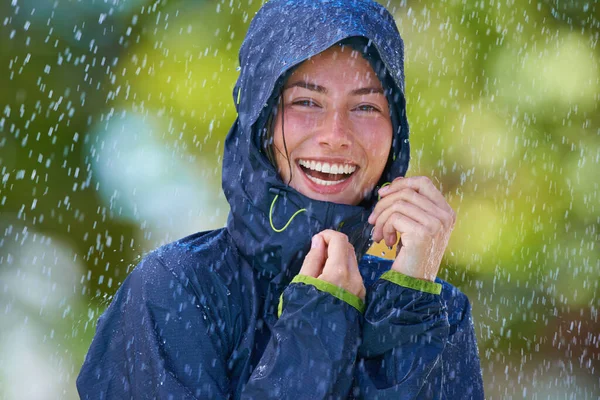 Немного Дождя Никому Повредит Молодая Женщина Счастливо Стоящая Дождем Плаще — стоковое фото