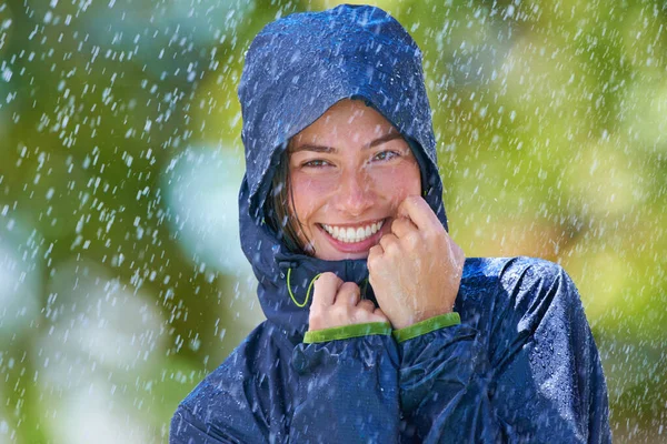 Φλερτάρεις Βροχή Μια Νεαρή Γυναίκα Στέκεται Ευτυχισμένη Στη Βροχή Αδιάβροχο — Φωτογραφία Αρχείου