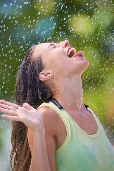 Gökten Gelen Genç Bir Kadın Yağmurun Tadını Alıyor — Stok fotoğraf