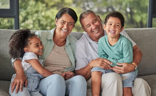 Amor Família Feliz Crianças Unindo Com Avós Sofá Casa Rir — Fotografia de Stock