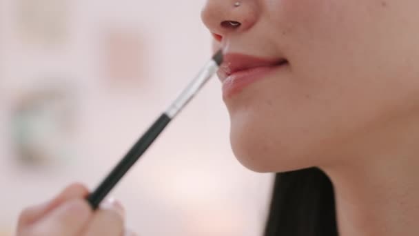 Cosméticos Lápiz Labial Labios Mujer Haciendo Maquillaje Mientras Prepara Para — Vídeo de stock