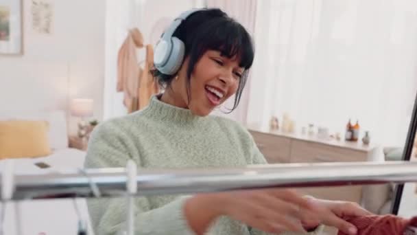 Energia Música Mulher Preparando Espelho Com Roupas Dança Feliz Animado — Vídeo de Stock