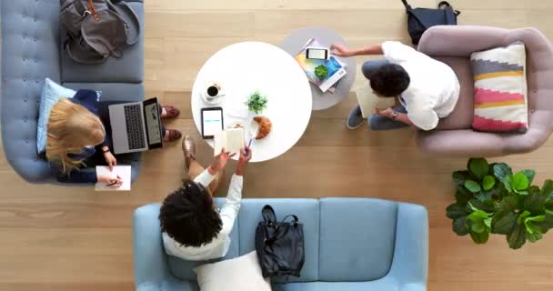 Top View Meşgul Adamları Ofis Toplantılarındaki Teknoloji Zaman Aşımı Ürün — Stok video