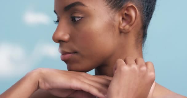 Afrikanerin Berührt Ihre Weiche Haut Mit Federn Die Atelier Vor — Stockvideo
