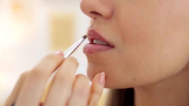 Mulher Fazendo Maquiagem Beleza Usando Pincel Batom Rosa Boca Fazendo — Vídeo de Stock