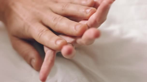 Çift Sevgi Güven Yatakta Ele Tutuşurken Evlilik Yüzüğüyle Yalan Söylerken — Stok video