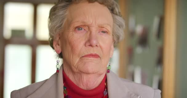 Ιδέα Συνταξιοδότηση Και Πρόσωπο Μιας Ηλικιωμένης Γυναίκας Που Κοιτάζει Αλλού — Αρχείο Βίντεο