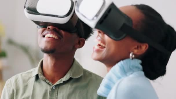 Jövőbeli Virtuális Valóság Fekete Pár Otthon Felfedező Virtuális Világ Játék — Stock videók