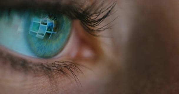 Oči Výzkum Počítačový Monitor Odraz Světla Ženské Oční Bulvy Zrak — Stock video