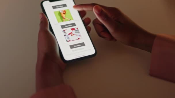 Kobieta Commerce Witryna Detaliczna Ekranie Smartfona Badań Internetowych Marki Sklepu — Wideo stockowe