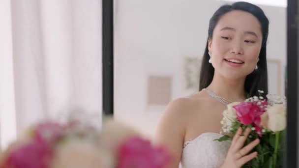 Mariage Bouquet Mariée Asiatique Dans Miroir Avec Des Fleurs Des — Video