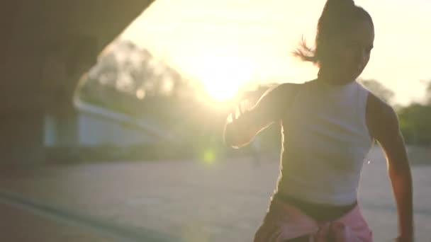 Tańcząca Kobieta Tancerka Hip Hopowa Zewnątrz Ćwicząca Lub Ćwicząca Zewnątrz — Wideo stockowe