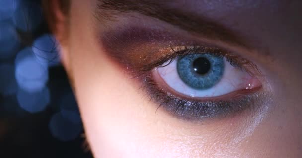 Olho Azul Maquiagem Sombra Mulher Com Reação Dilatadora Das Pupilas — Vídeo de Stock