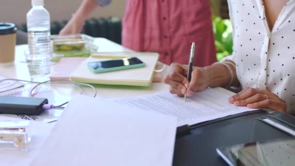 オフィスでの雇用に関する法的合意のための手 署名とビジネス契約 文書またはフォーム ペンの書き込み 取引のための書類を保持している企業の職場で女性の手 — ストック動画