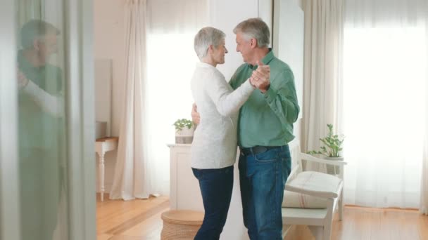 He18 001 Casal Sênior Amo Fazer Dança Romântica Casa Quarto — Vídeo de Stock