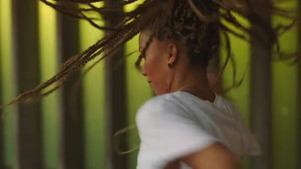 Danza Hip Hop Música Con Mujer Negra Bailarina Artista Moviéndose — Vídeos de Stock