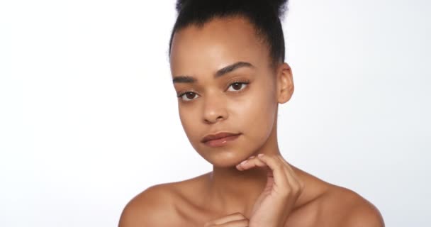 Mulher Negra Brilhante Skincare Beleza Rosto Por Fundo Estúdio Branco — Vídeo de Stock