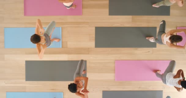 Meditação Exercício Aula Ioga Sobrecarga Com Mulheres Meditando Estúdio Centro — Vídeo de Stock
