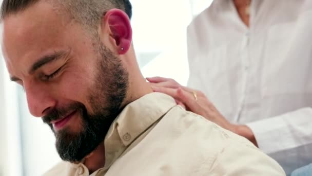 Kvinna Massage Man Hemmet För Att Hjälpa Till Med Ångest — Stockvideo
